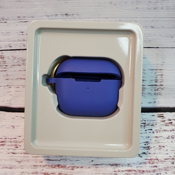 Apple AirPods Gen 3 Silicone Case with Clip - Picture 2 of 3